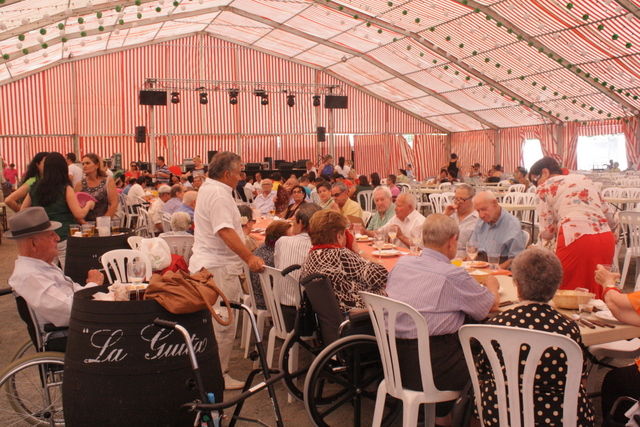  El Jueves de Feria se celebró la tradicional comida de la Residencia de Ancianos, Taller Albatros y Taller de Salud Mental.