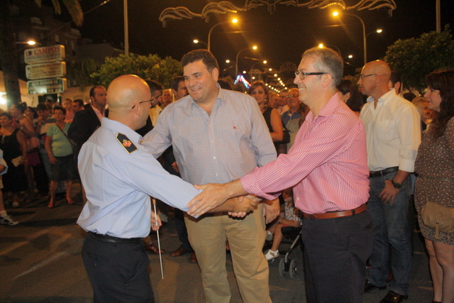  El alcalde y el delegado de Festejos felicitan al director de la Banda Municipal de Música.