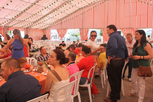   El Alcalde Juan Manuel Rodríguez, compartió un tiempo con los ancianos y jóvenes de Albatros. 02