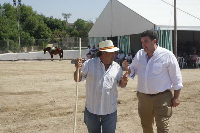  Juan Manuel Rodríguez, alcalde de Morón, junto a Paco Lara, organizador de la Feria de Ganado.