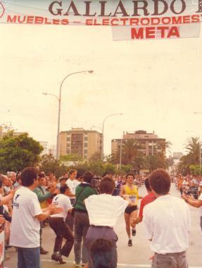 En la imagen Manuel Jiménez Panal cruza la línea de meta en un Paseo Alameda de Morón completamente rebosante de gente. 