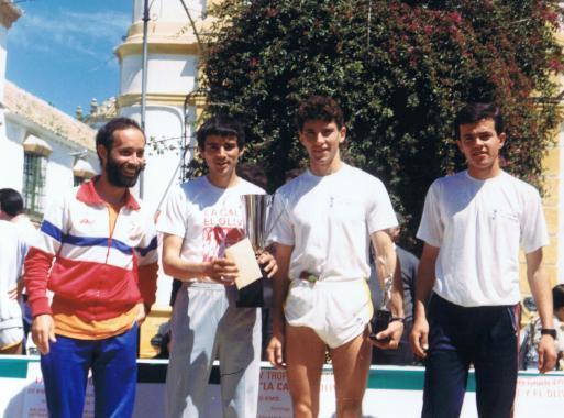  Foto de mediados de los 80 en la Plaza Corredera de Arahal con motivo de la entrega de trofeos de la Cal y el Olivo. En ella podemos reconocer a los corredores locales Manuel Jiménez Panal y Juan Román Sánchez