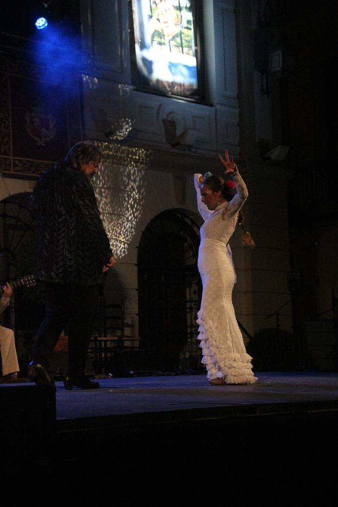   Antonio Canales y Carmen Lozano bailan juntos en el Gazpacho