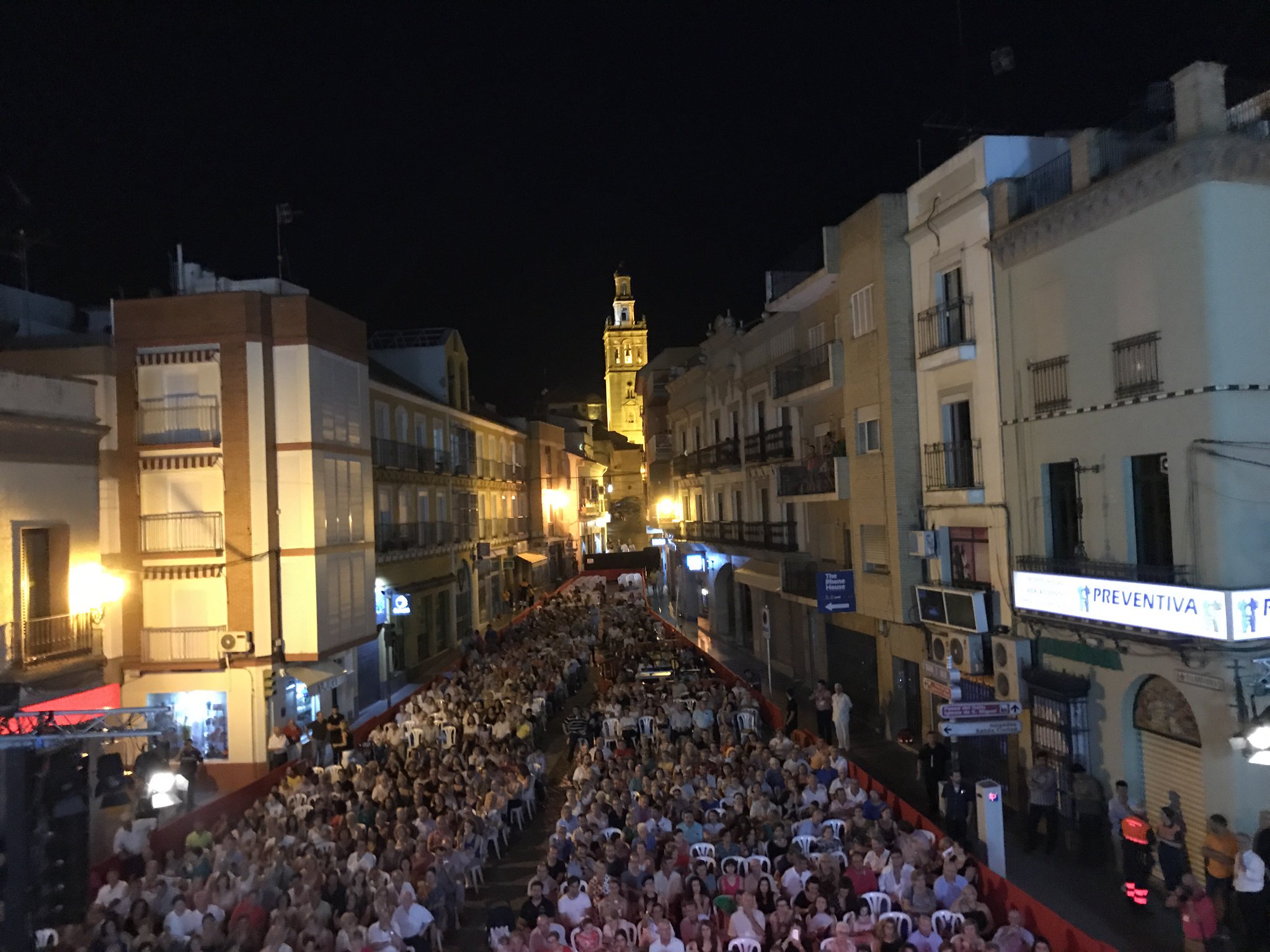  El público abarrotó la Plaza del Ayuntamiento para disfrutar de una gran noche de flamenco