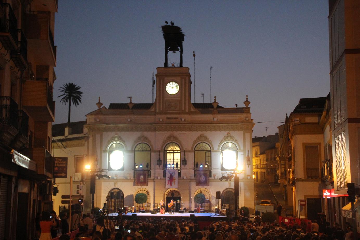 El público abarrotó la Plaza del Ayuntamiento para disfrutar de una gran noche de flamenco
