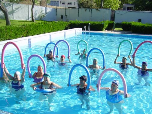 Los cursos de natación de verano en las Piscinas Municipales al aire libre siguen teniendo mucha aceptación