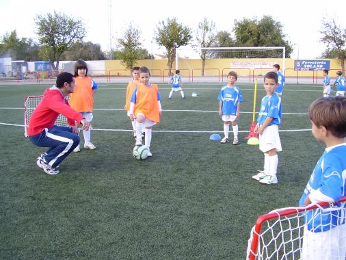 El director de la Escuela Municipal de Fútbol instruye a sus alumnos durante un entrenamiento